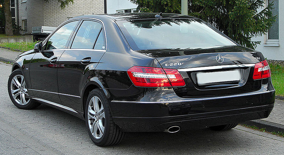 Аренда чёрного Mercedes-Benz W212 E-class с водителем